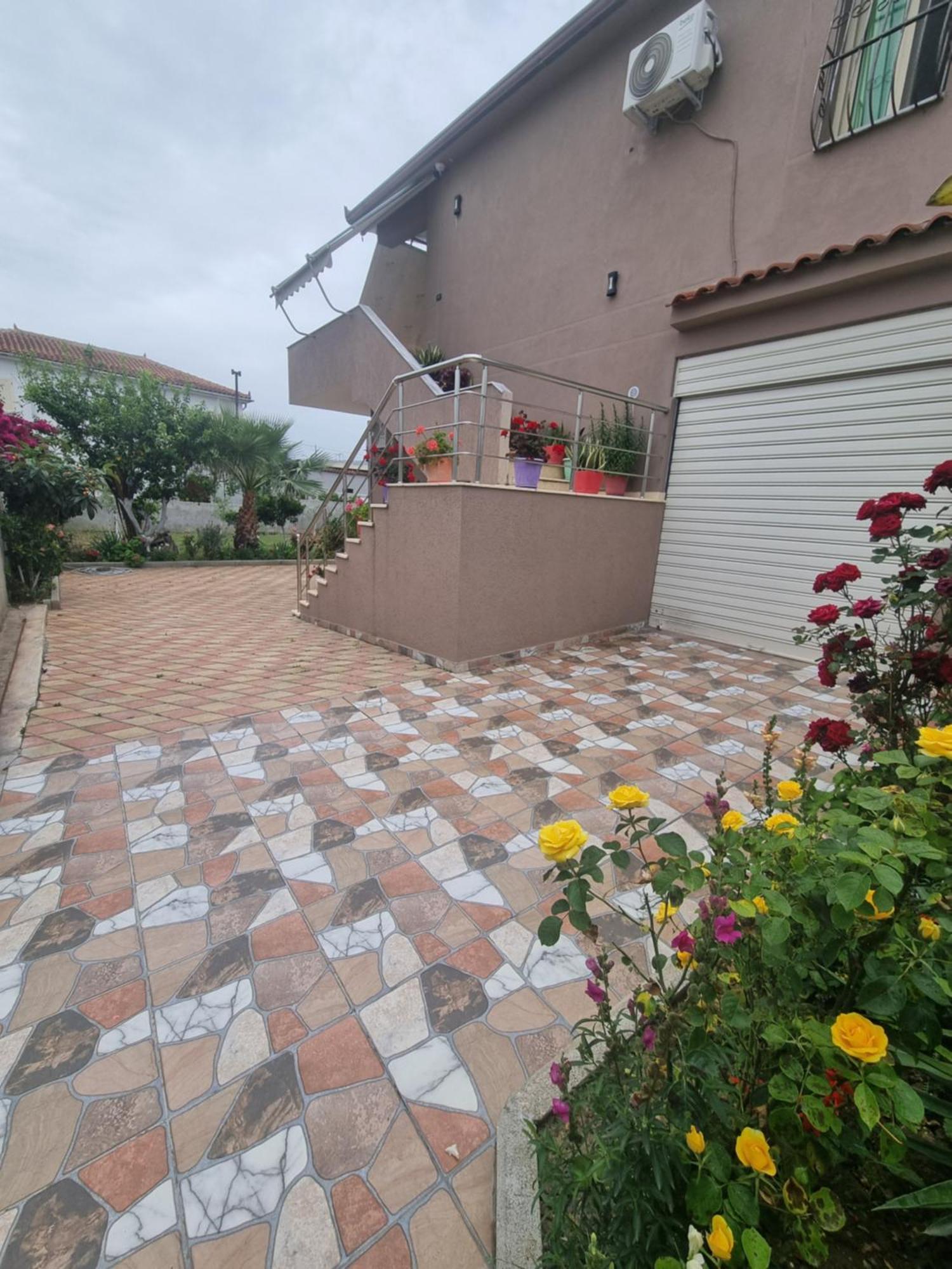 Vila Megi-Rent Room วญอเรอ ภายนอก รูปภาพ